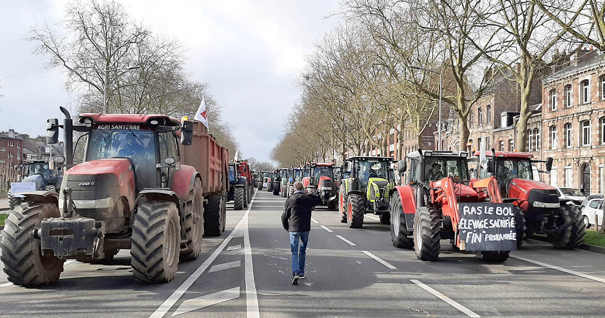 300 agriculteurs ont fait le siège du centre-ville d’Amiens, mardi 22 février,  pour montrer leur inquiétude face à un contexte économique tendu. 