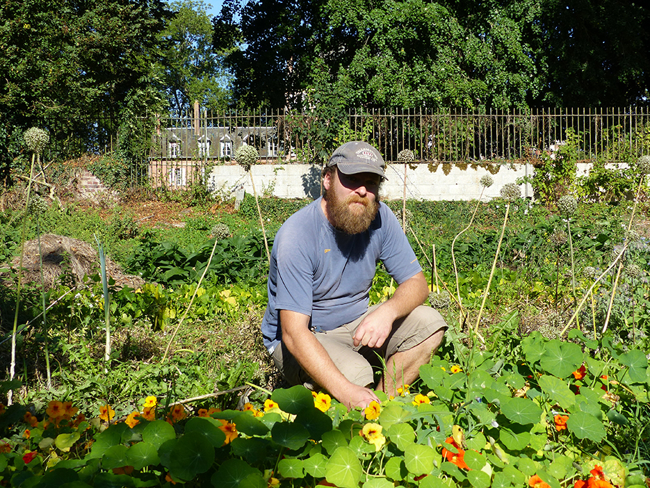 Kévin Chadelaud cultive le jardin du château en permaculture depuis février 2021. 