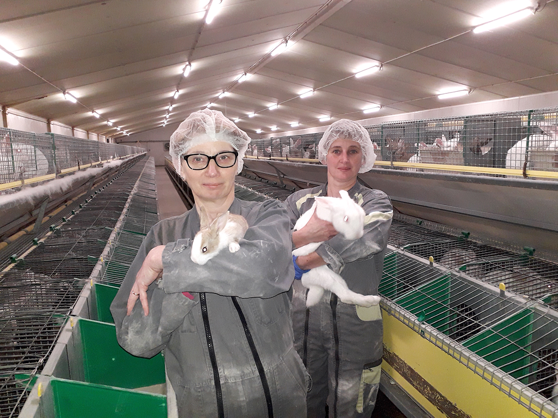 Sylvie Moreau (à g.) et Laurence Moreau (à dr.) assurent que sans problème sanitaire, l’élevage de lapins est l’atelier le plus rentable de l’exploitation.