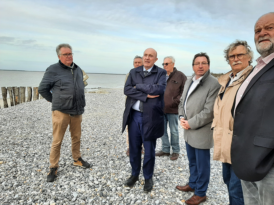 Stéphane Haussoulier et des élus locaux sont venus constater l’efficacité des aménagements réalisés par le Syndicat mixe Baie de Somme en contrebas de la route blanche de Cayeux-sur-Mer. 