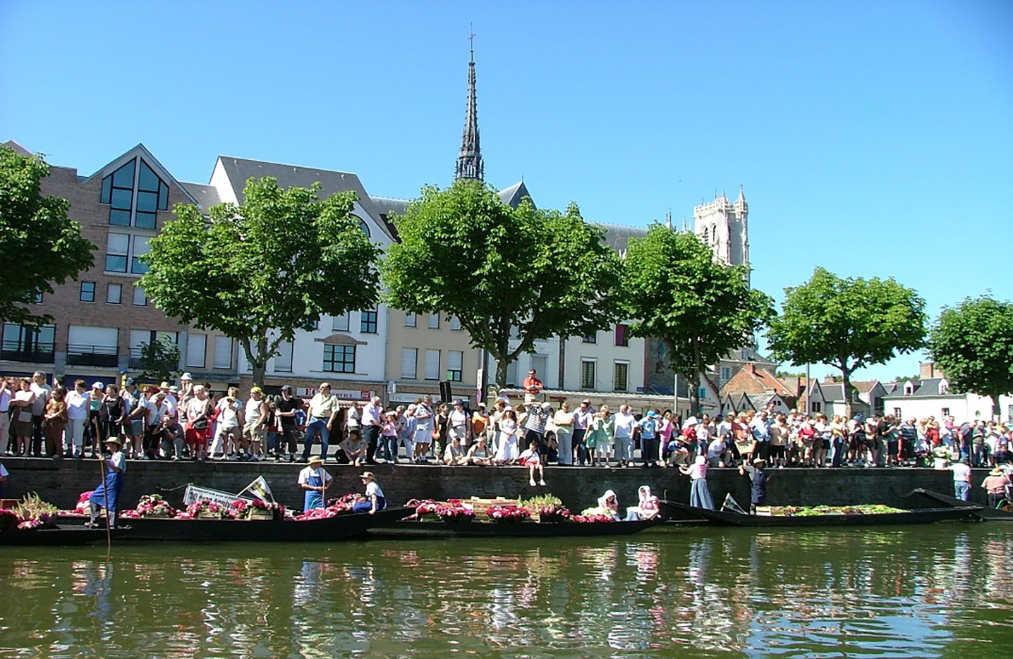 Une fois par an, le marché sur l’eau d’Amiens fait revivre la tradition maraîchère du XIXe siècle. La prochaine descente  en barques à cornet, en tenue traditionnelle, est prévue le 18 juin. 