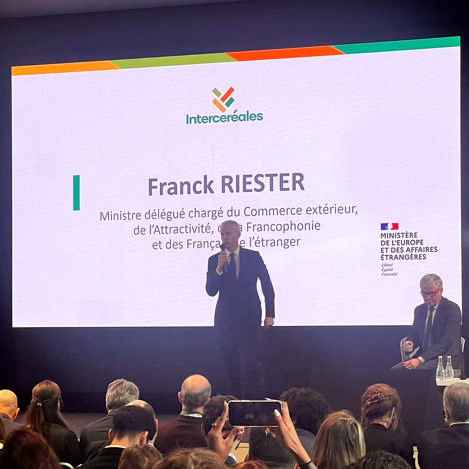 Franck Riester, le ministre délégué, chargé du Commerce extérieur, de l’Attractivité, de la Francophonie et des Français  de l’étranger a rappelé le 20 mars que la filière céréales française est un secteur d'activité est «crucial» pour la France  parce qu’elle est exportatrice.