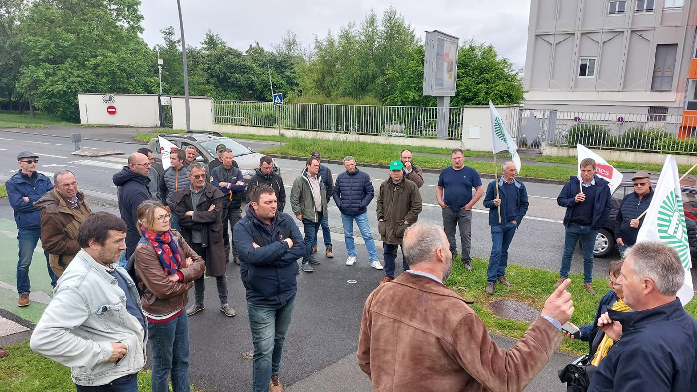 Une rencontre entre le directeur de l’ASP et les agriculteurs a été organisée devant le siège de l’administration à Amiens. 