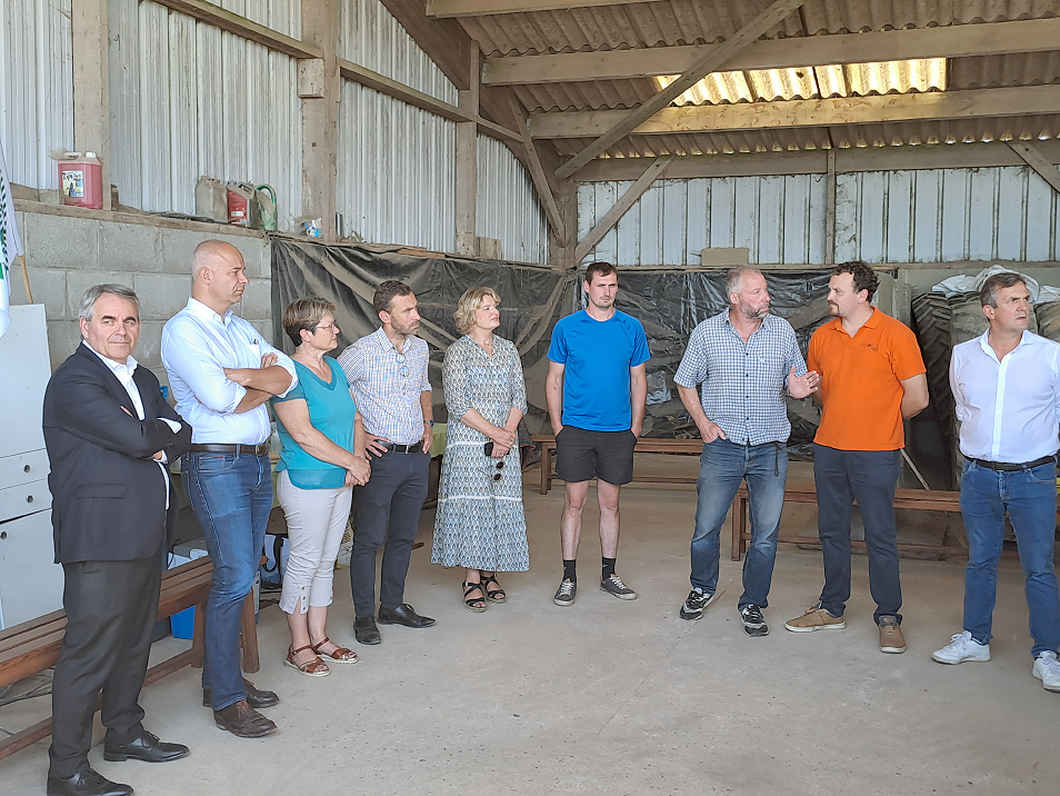 Xavier Bertrand, président de la Région Hauts-de-France, Arnaud Rousseau, président de la FNSEA, Fabienne Cuvelier, président de la communauté de communes de Picardie verte, Julien Dive, député de l’Aisne, Marie-Sophie Lesne, vice-présidente de la Région, Julien Degry, agriculteur à Mureaumont, Régis Desrumaux, président FDSEA 60, Matthieu Carpentier, président JA 60, et Hervé Ancellin, président de Chambre.