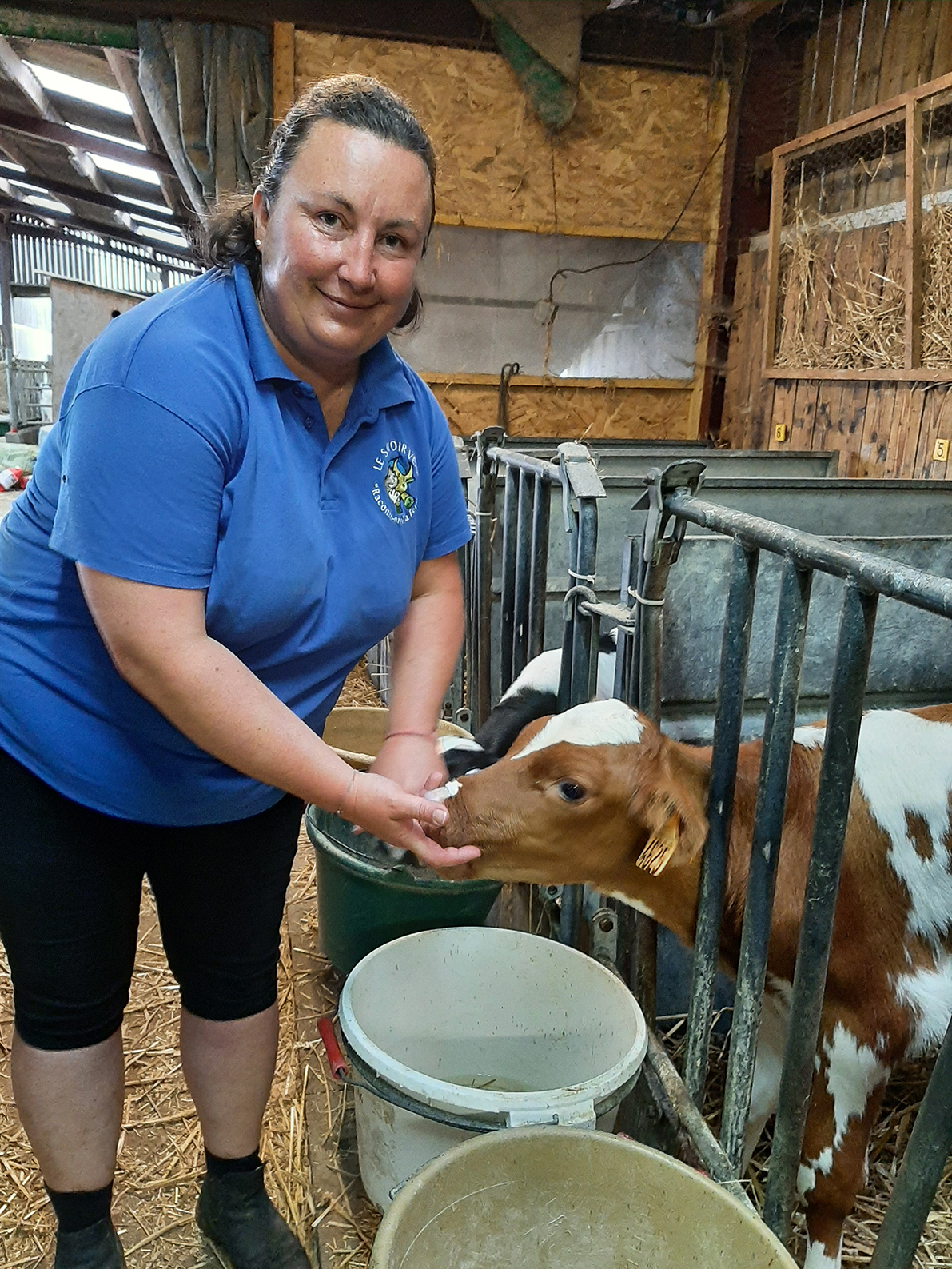 Anne-Sophie Niquet prend un soin particulier à ce que tout soit en ordre  sur sa ferme avant l’accueil de groupes d’élèves.