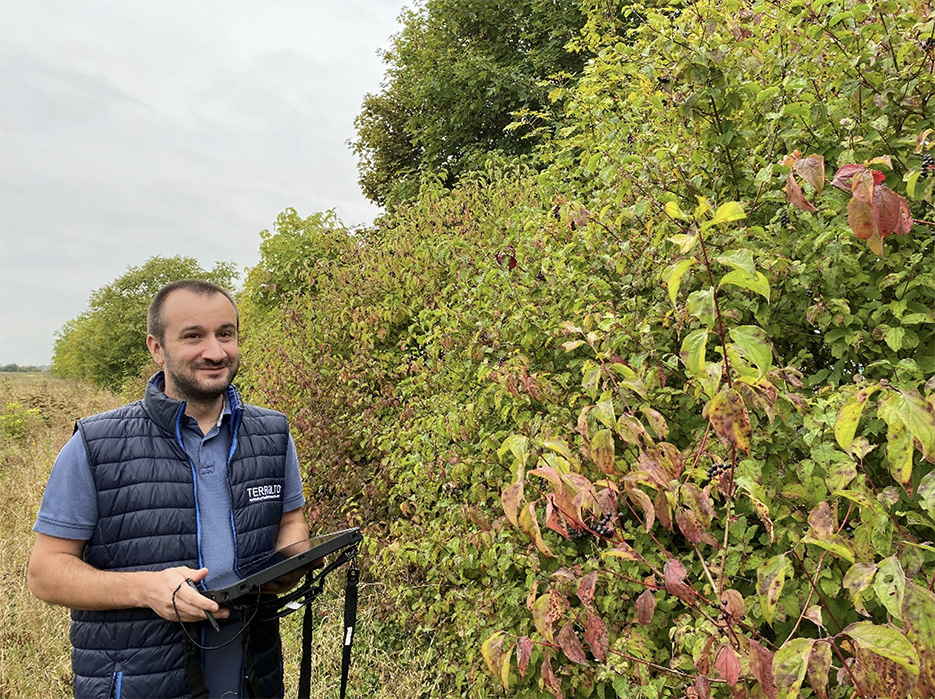 Thomas Damonneville, conseiller environnement à la Chambre d’agriculture de la Somme : «On recommande au minimum quatre essences différentes pour rendre une haie efficace. Ici, nous avons une haie de huit-dix ans d’âge où se mêlent  cassissiers, érables, frênes et noisetiers.»