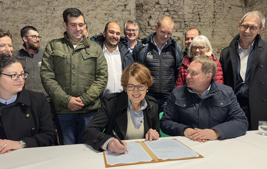 En déplacement dans une exploitation de l’Essonne le jeudi 31 octobre, la ministre de l'Agriculture Annie Genevard a apposé son contreseing à l’instruction donnée aux préfets par le Premier ministre de coordonner l’ensemble des contrôles administratifs concernant le secteur agricole. 