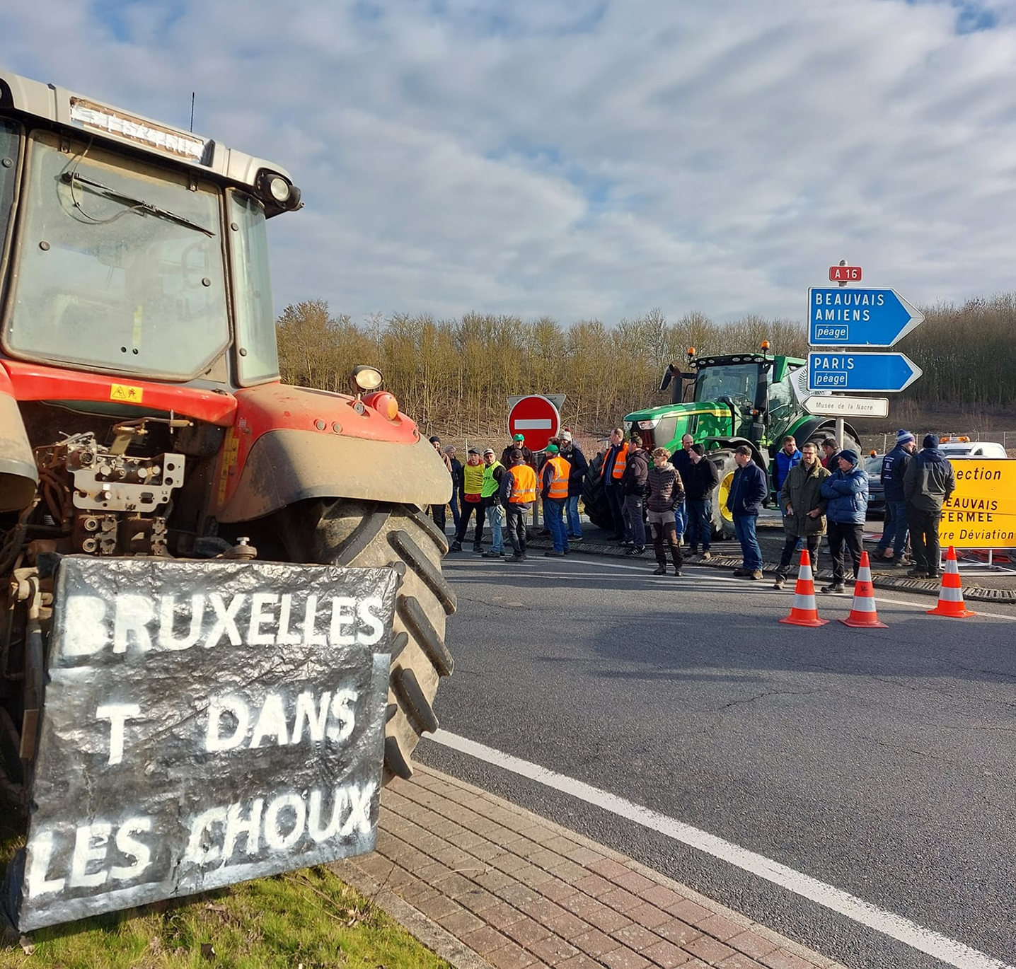 Il y a quelques mois, puisque le retournement des panneaux indiquant l’entrée et la sortie des villes et villages de la Somme n’a pas suffi, une action plus franche serait engagée. 