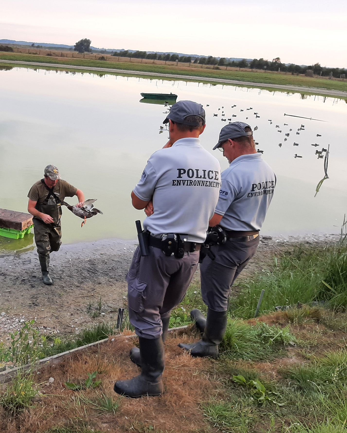 Selon la commission sénatoriale, il est «impératif que le lien entre l’OFB et le monde de la chasse cesse de se distendre», depuis la création de l’établissement en 2020, en passant davantage de temps sur le terrain. 