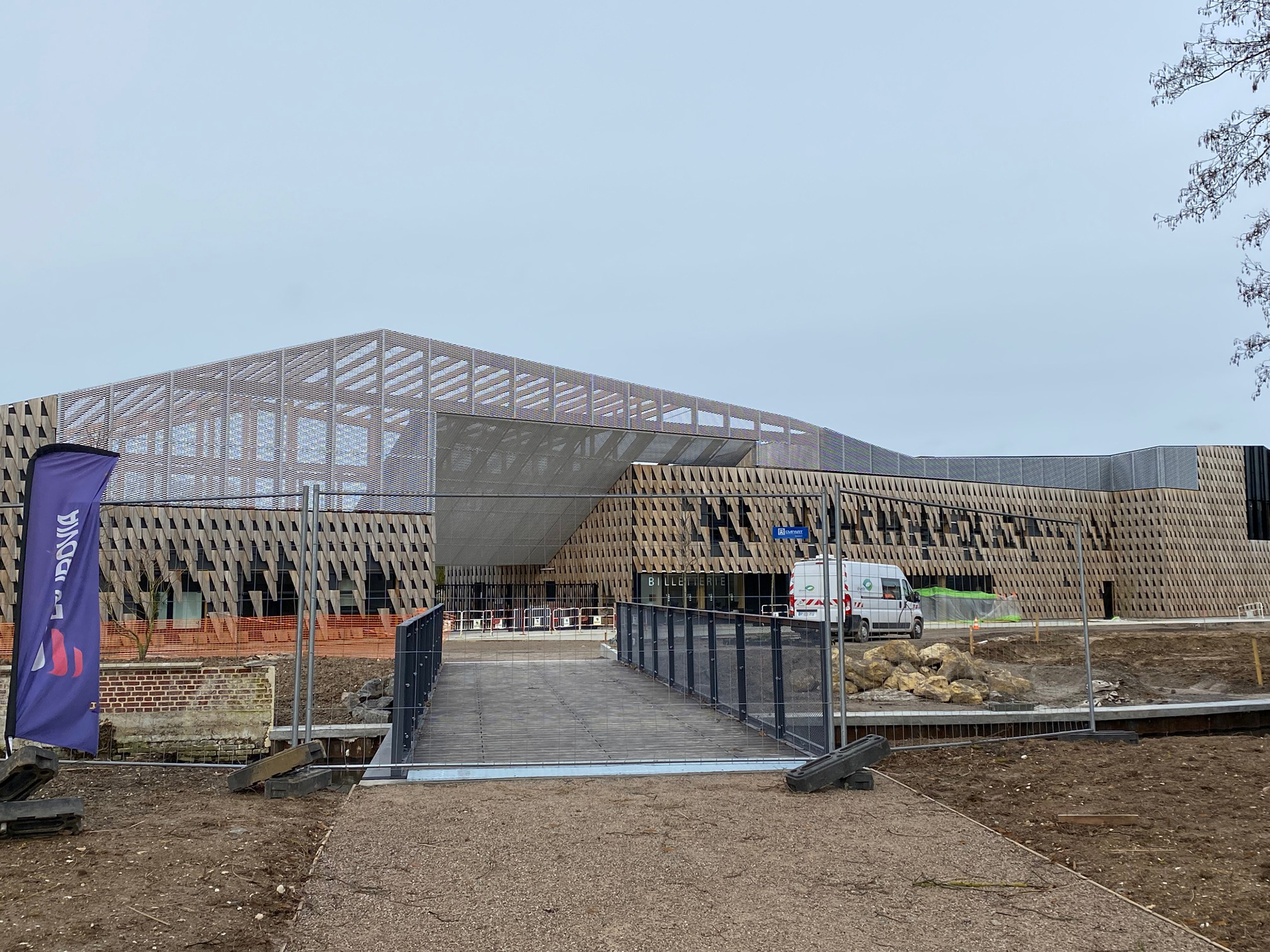 La nouvelle entrée du zoo se situe désormais sur le parvis entre le Faubourg de Hem et le parc de la Hotoie. 