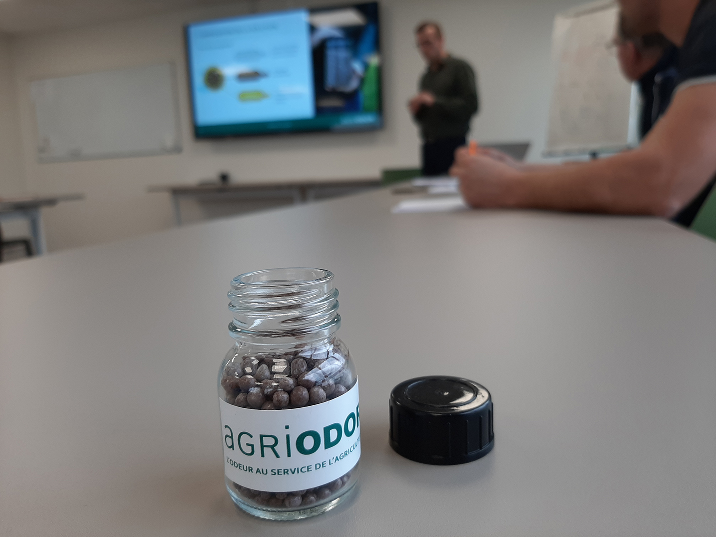 Pour appliquer au champ la solution développée par Agriodor, il suffit d’un distributeur à engrais centrifuge, à raison de 4 kilos par hectare, dans la limite de deux applications par hectare et par an. 