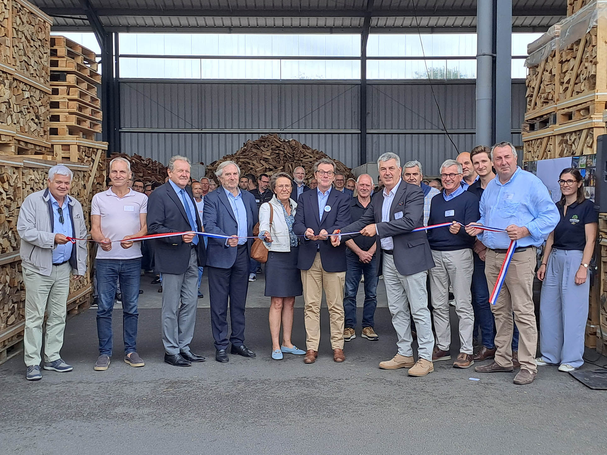 Planète Terre Hauts-de-France, détenue à 100 % par Agriopale et qui réunit les activités bois-énergie du groupe, a emménagé progressivement à Feuquières-en-Vimeu depuis mars 2024 et inaugure son nouveau site le 26 juin 2025 à l’occasion du 25e anniversaire d’Agriopale.