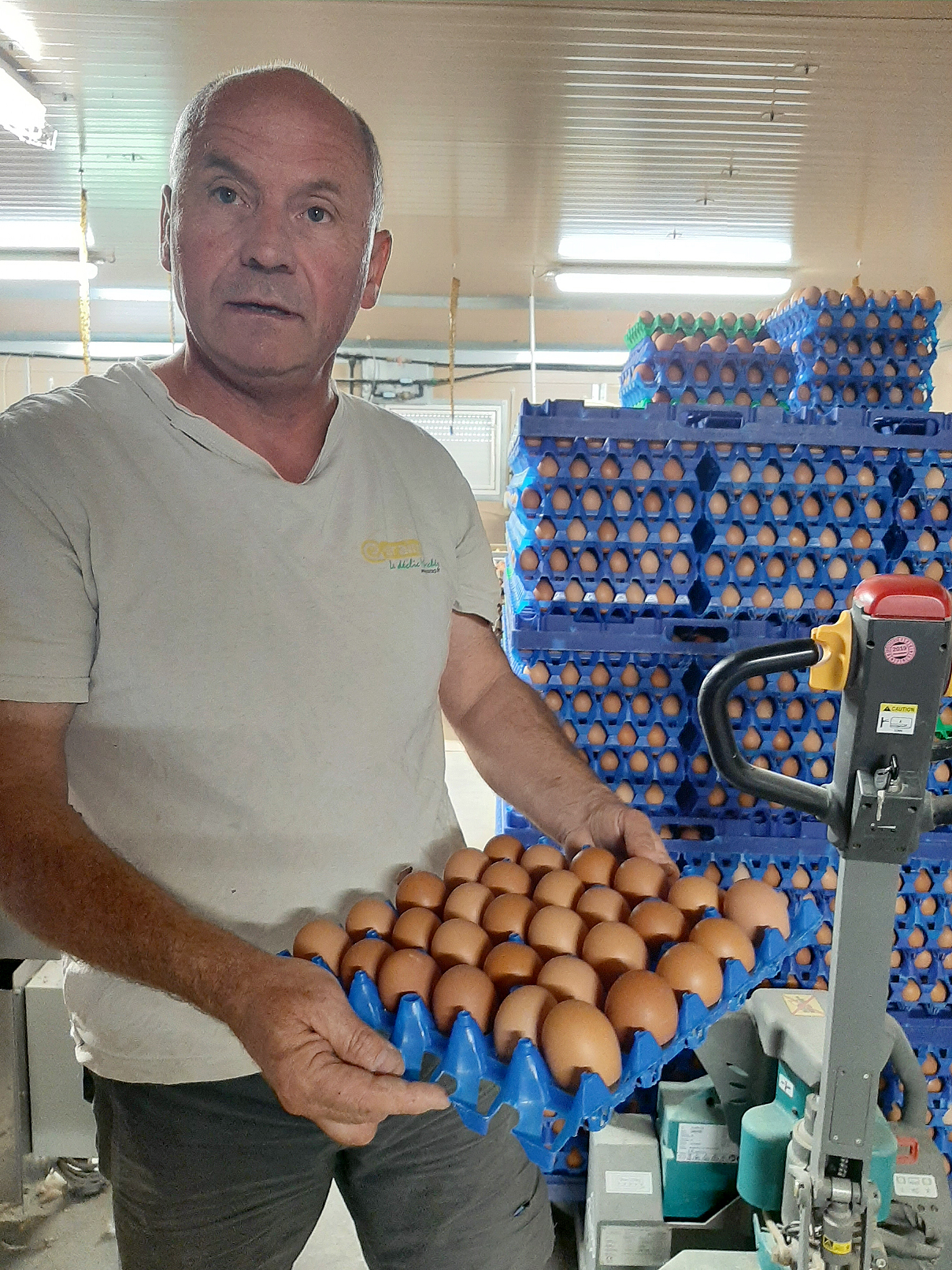 À la tête d’un élevage plein air (depuis 2012) puis bio de 12 000 poules pondeuses à Voyennes, Christophe Polin met en garde contre un retournement soudain du marché, comme il l’a connu «il y a deux-trois ans». 
