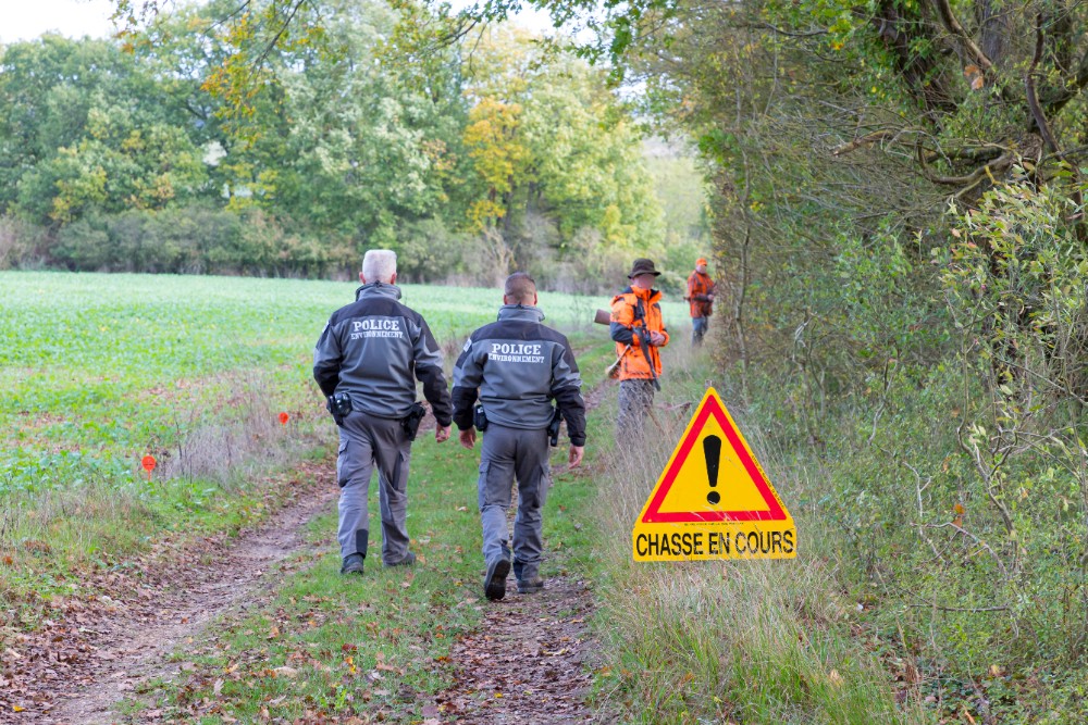 Contrôle de chasseurs lors d'une battue aux grands gibiers dans le département de l'Eure-et-Loir par l'OFB.