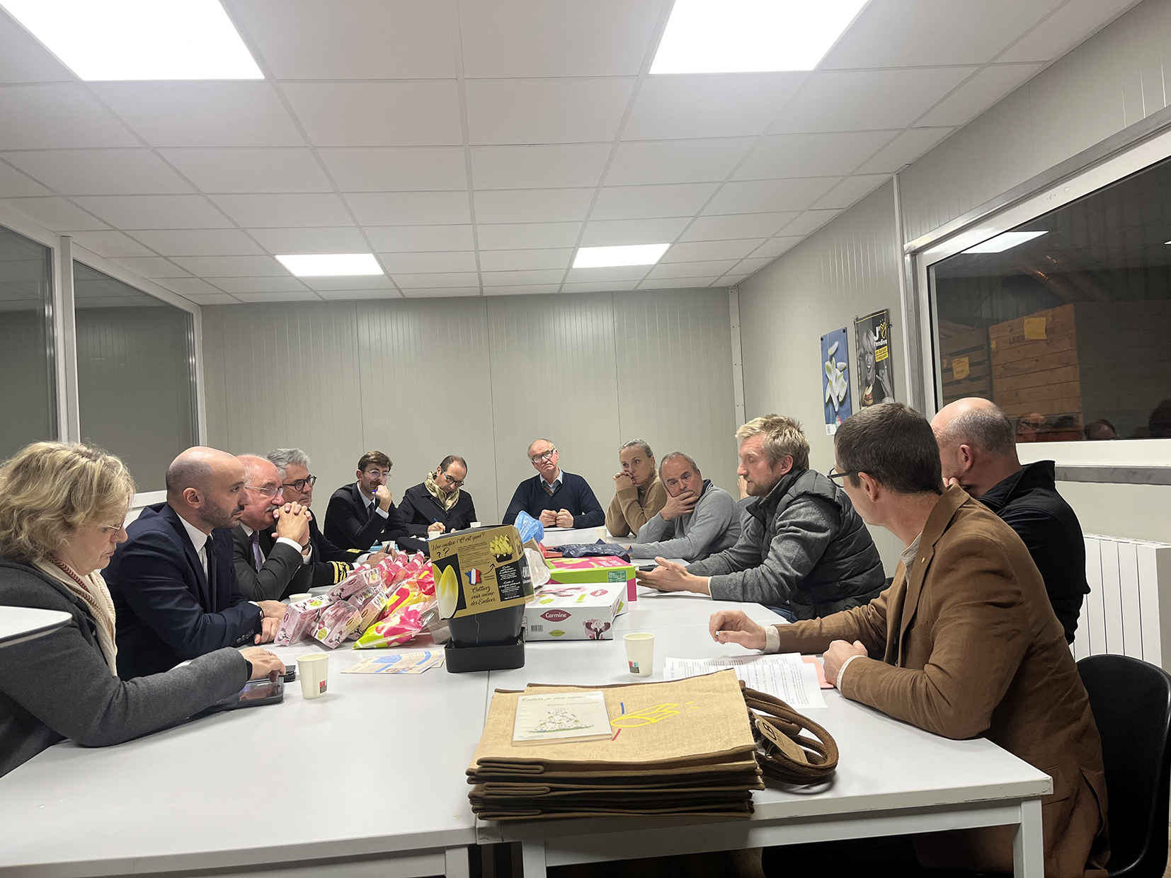 Benjamin Haddad, ministre des Affaires européennes, a été accueilli le vendredi 31 octobre, par Pierre et Marie Selosse,  endiviers, à Villers-en-Guislain (59)