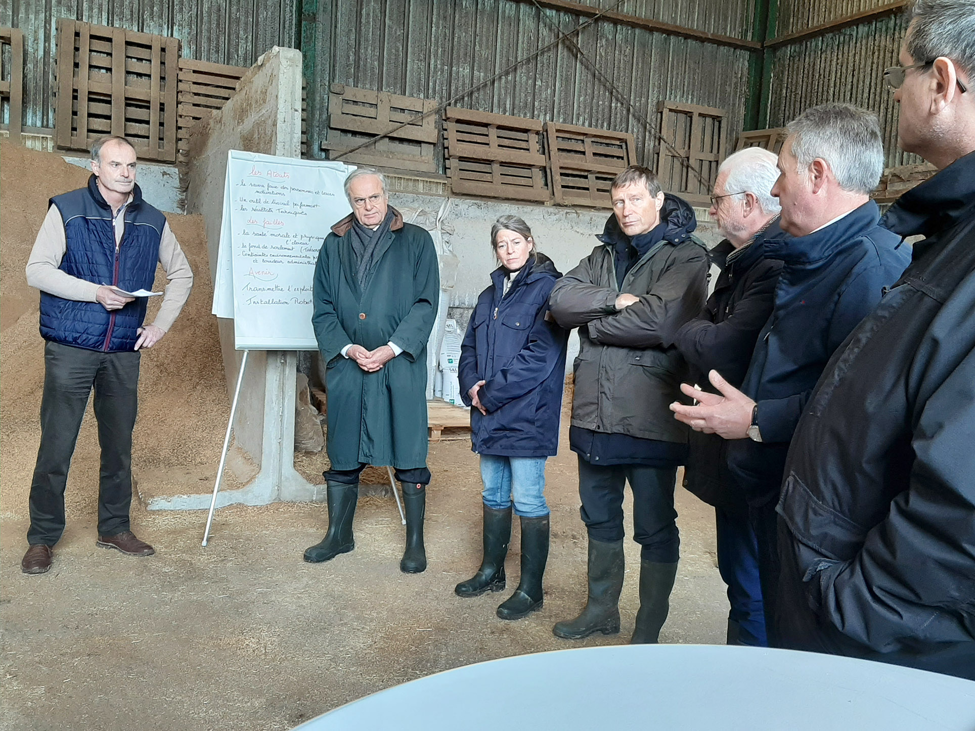 Le préfet de la Somme s’est rendu dans une exploitation laitière de l’Amiénois le 18 décembre pour préciser la stratégie de lutte contre la propagation de la DNC,  et rappelait le soutien de l’État à la filière élevage. 