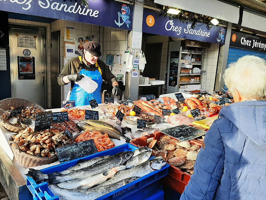 Sur le quai Gambetta, à Boulogne-sur-Mer, la poissonnerie Chez Sandrine  est la première à mettre en avant la marque «Hissez Hauts». 