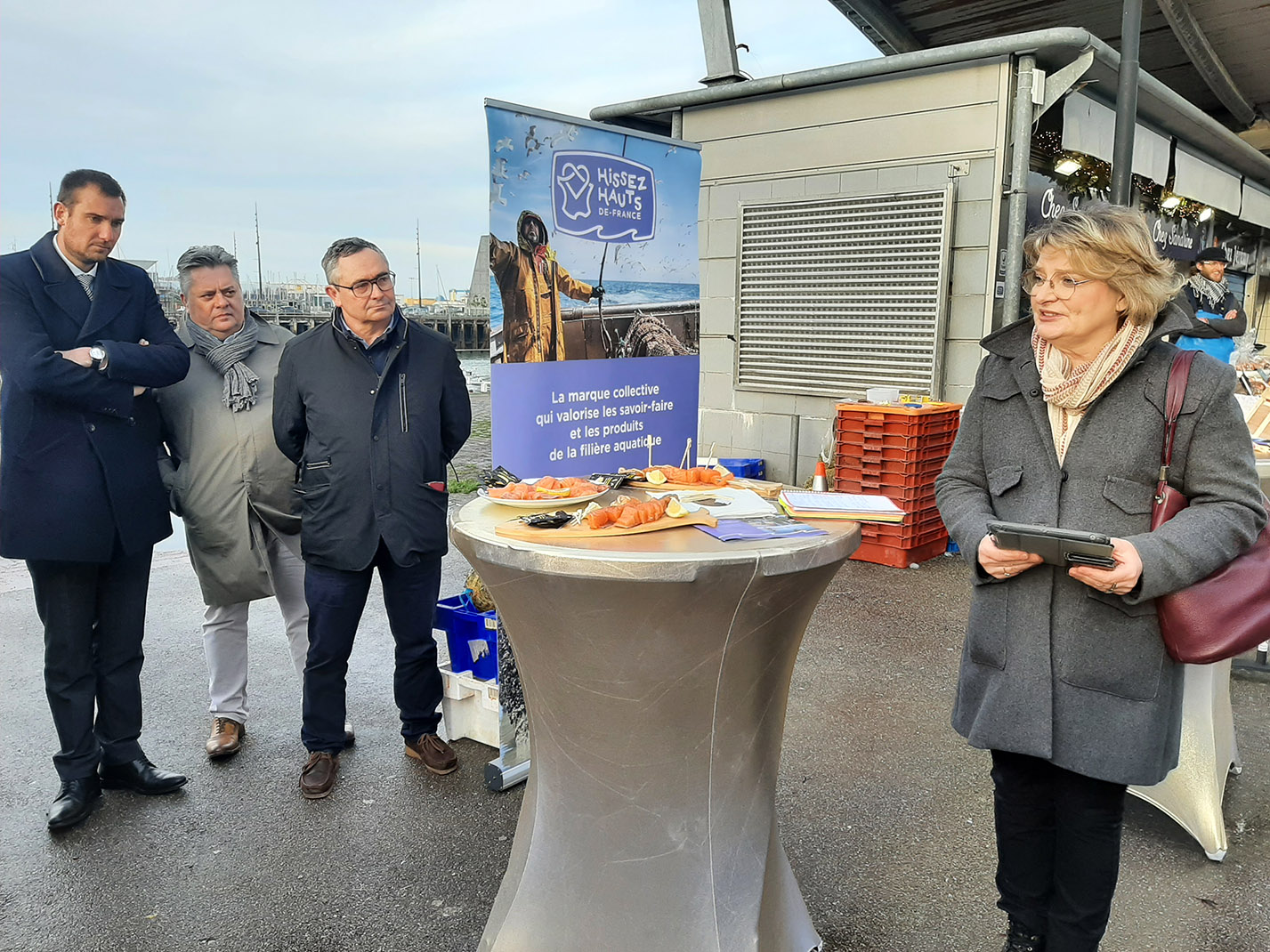La vice-présidente de la Région en charge de l’agriculture, de l’agroalimentaire et de la pêche, Marie-Sophie Lesne,  le 22 décembre, sur le port de Boulogne-sur-Mer au côté de représentants de la filière «pêche». 