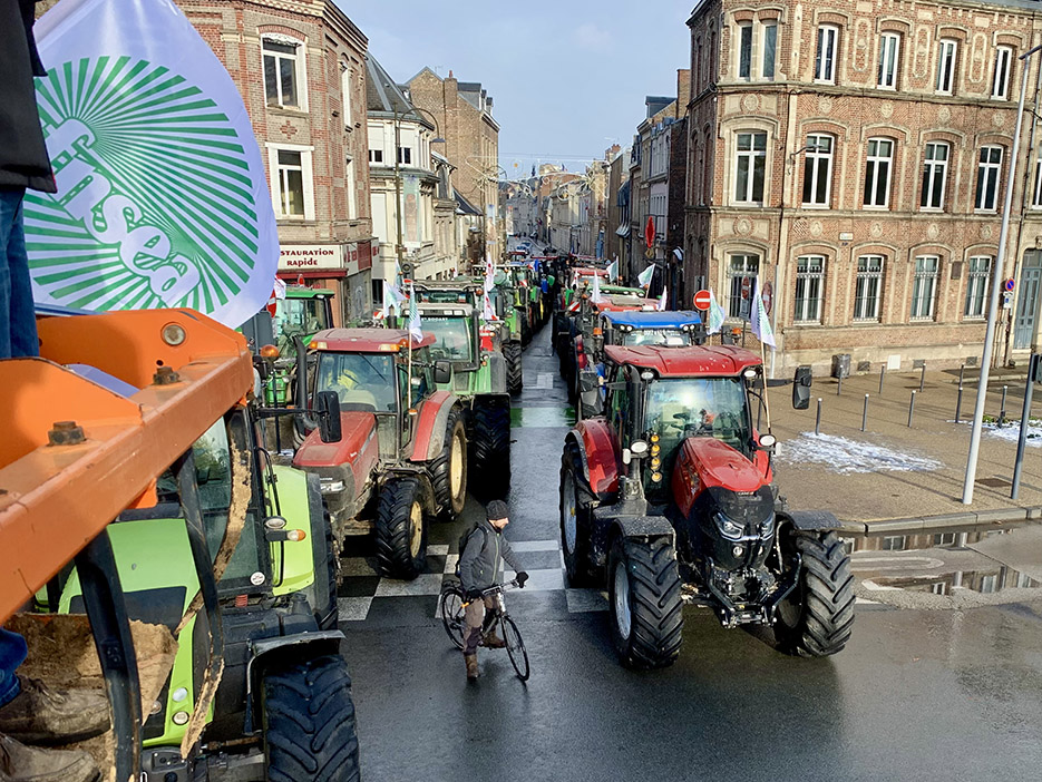 Les tracteurs ont convergé par dizaines au centre-ville d’Amiens. 