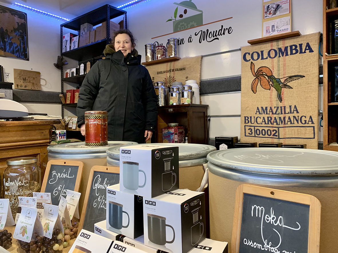 Marie n’échangerait pour rien au monde son camion de marché contre la vente sur internet de son café, «par amour des gens». 