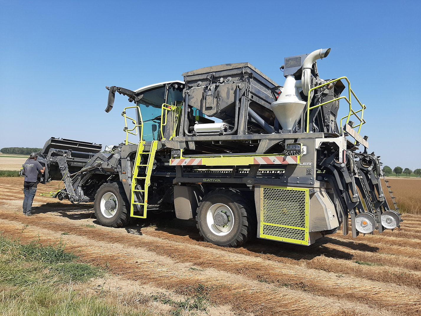 L’un des leviers pour se rapprocher de l’autonomie en semences est la diversification du matériel de récolte.  La Calira investit dans cette nouvelle arracheuse-stripper d’Hyler.