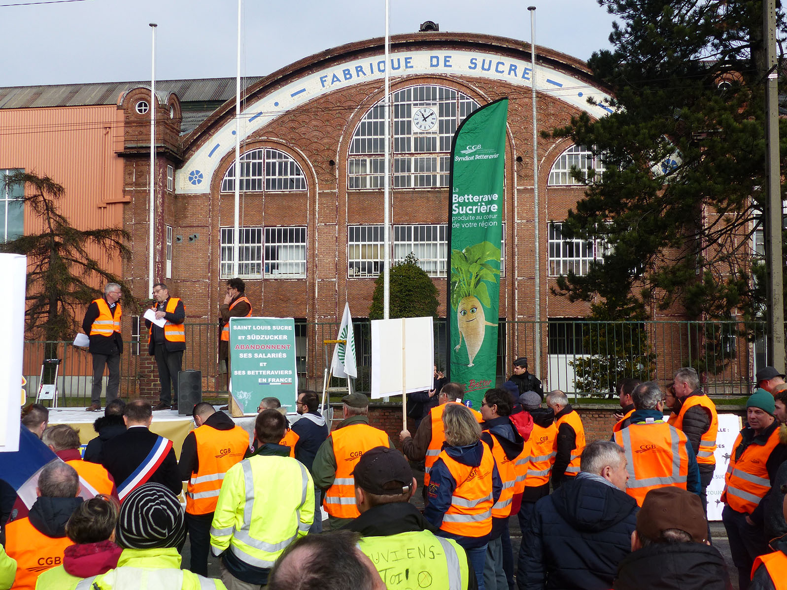 400 personnes manifestaient devant la sucrerie d’Eppeville le 1er mars 2019, à l’appel de la CGB80. 