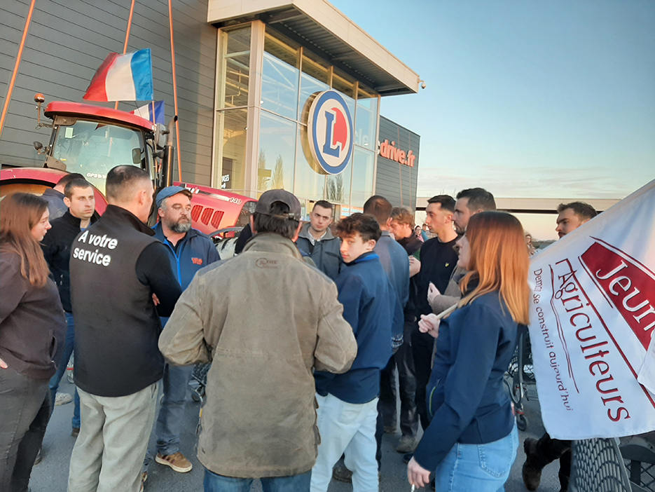 Échange lundi soir entre les agriculteurs et la direction de l’enseigne Leclerc  de Péronne, avant une visite dans les rayons pour identifier des productions  étrangères qui ne respectent pas les mêmes normes qu’en France. 