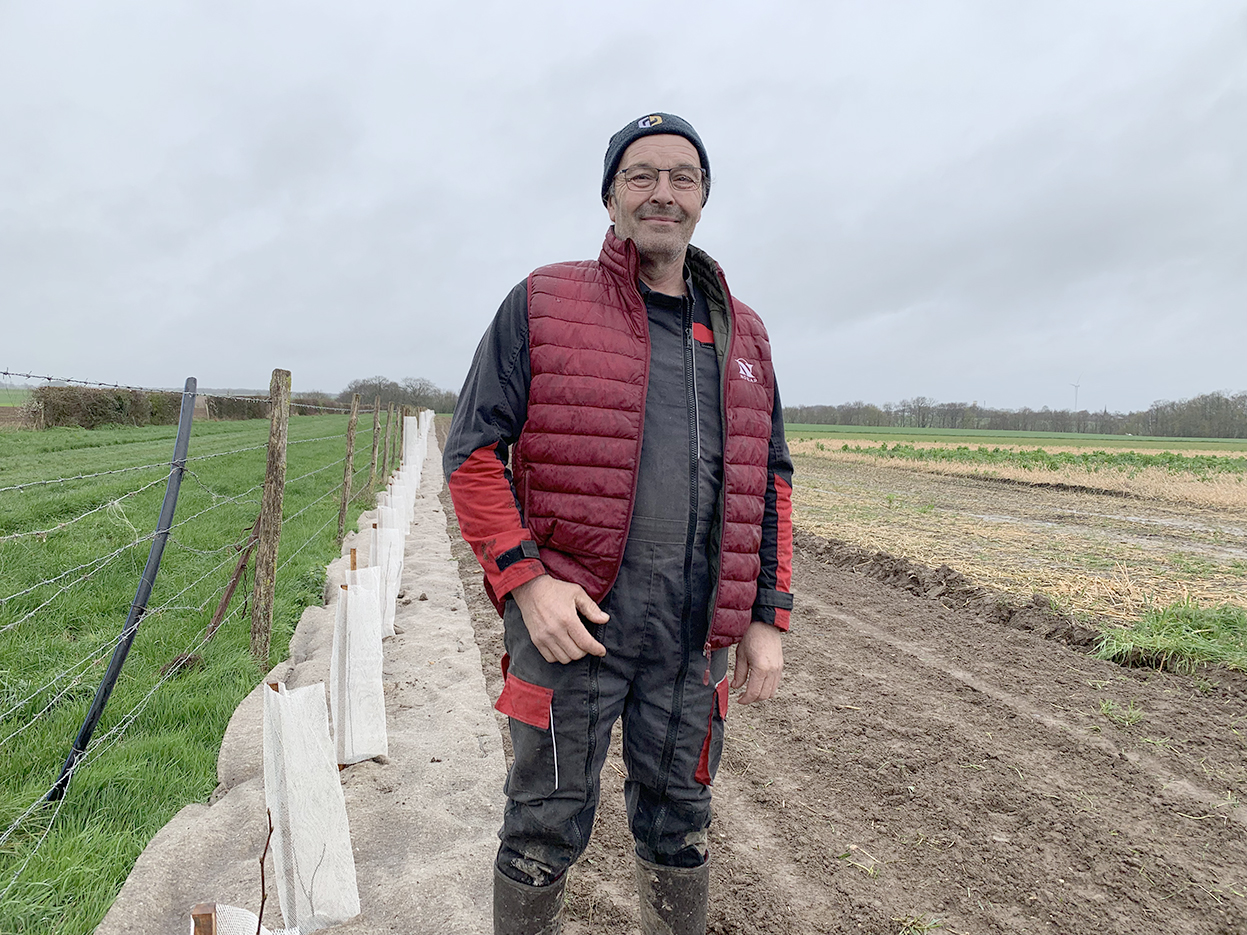 Christophe Verschuere, éleveur bovin : «les arbres sont primordiaux  pour l’équilibre écologique. On voit moins de mésanges et d’alouettes,  mais plus de corbeaux ravageurs…» 