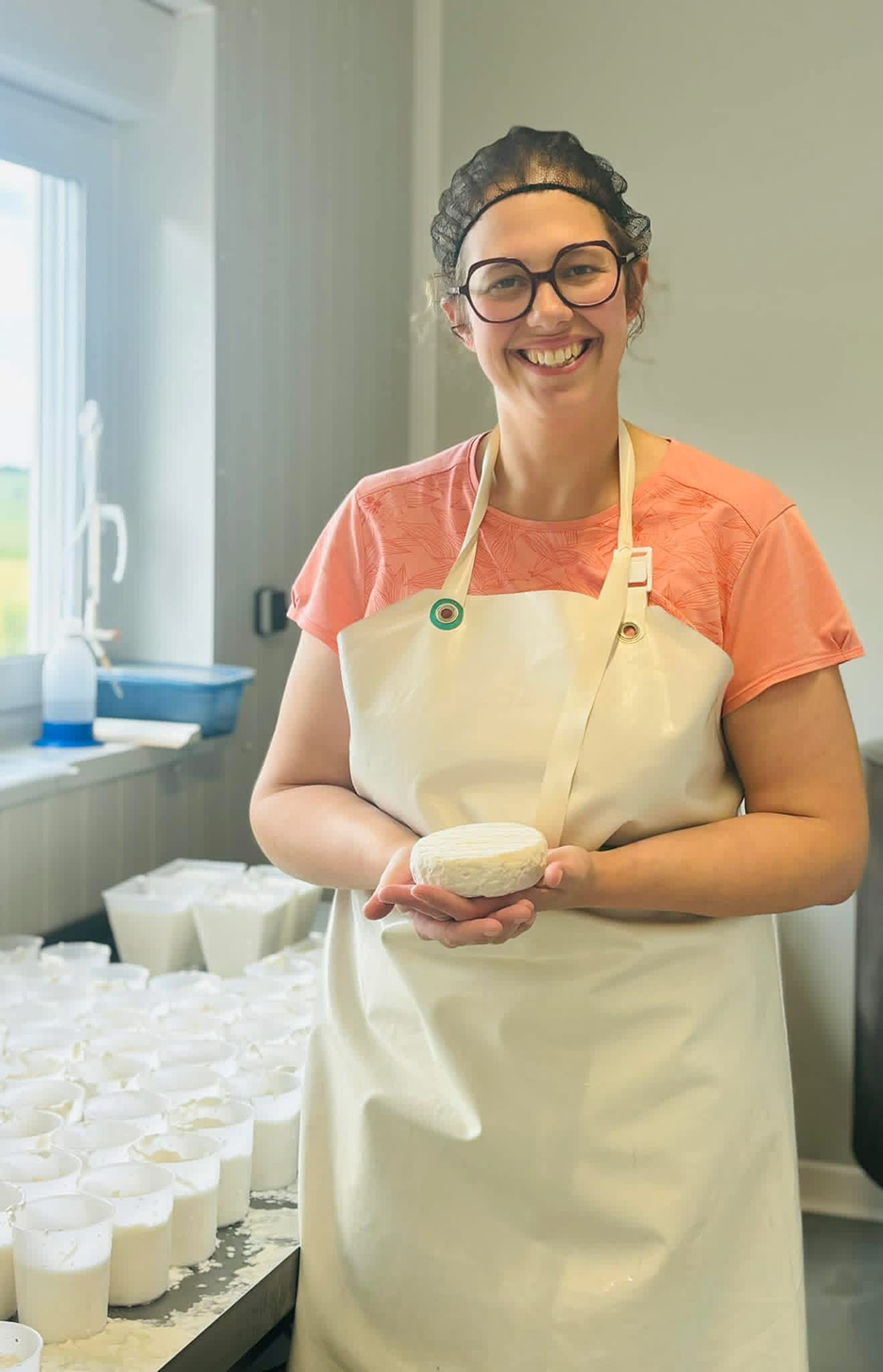 Le lait, en très grande quantité cette année due à un fourrage de qualité, charge ensuite à Marion de le transformer dans le laboratoire attenant à la chèvrerie.