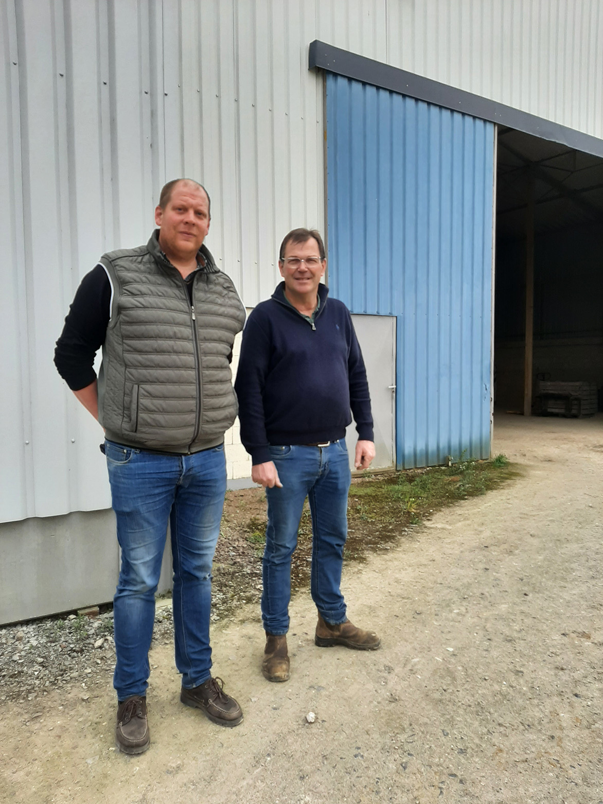 Camille Crampon, installateur en vidéosurveillance, et Régis Margotin, agriculteur, ont travaillé main dans la main pour sécuriser le corps de ferme victime  d’un cambriolage en 2024. 