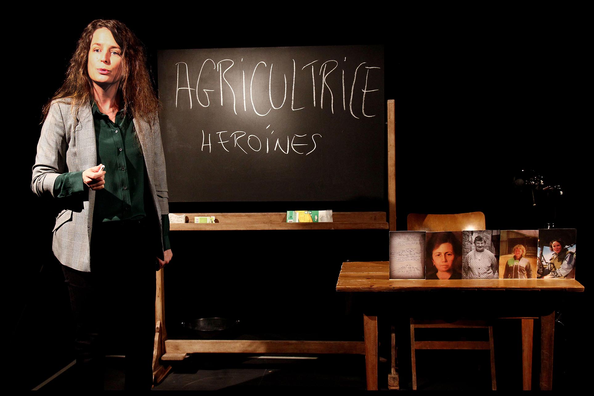 Anne-Cécile Richard joue le rôle d’une conférencière, dont l’intervention dévie sur son histoire personnelle et celles de ces aïeules. Cinq générations d’agricultrices. 