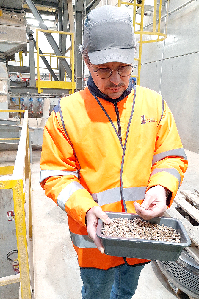 Picardie Granulation, avec à sa tête Simon Haléatte,  est la première usine de fabrication de granulés de bois pour le chauffage dans les Hauts-de-France. 