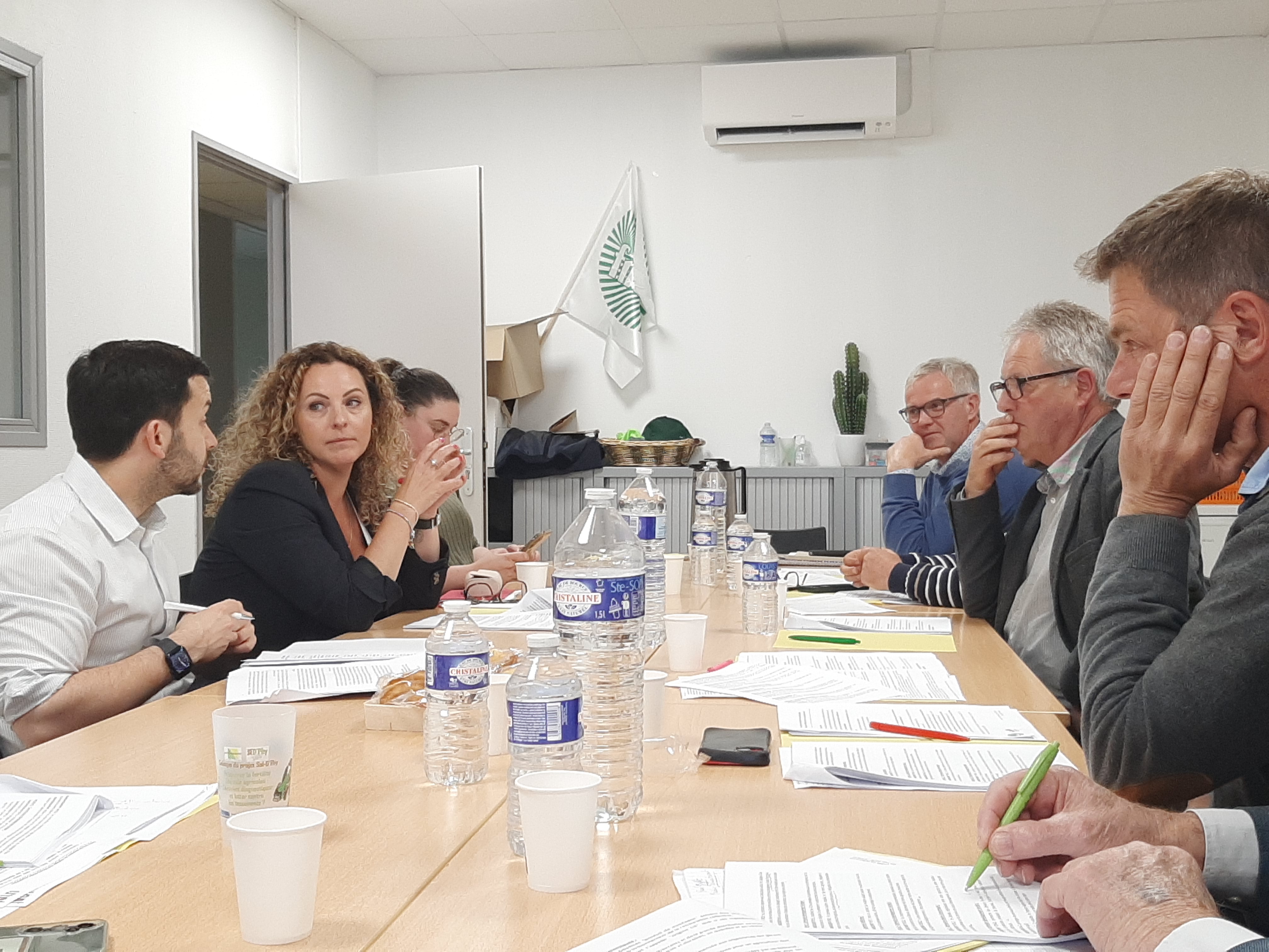 rencontre entre députés et FDSEA sur la loi d'urgence