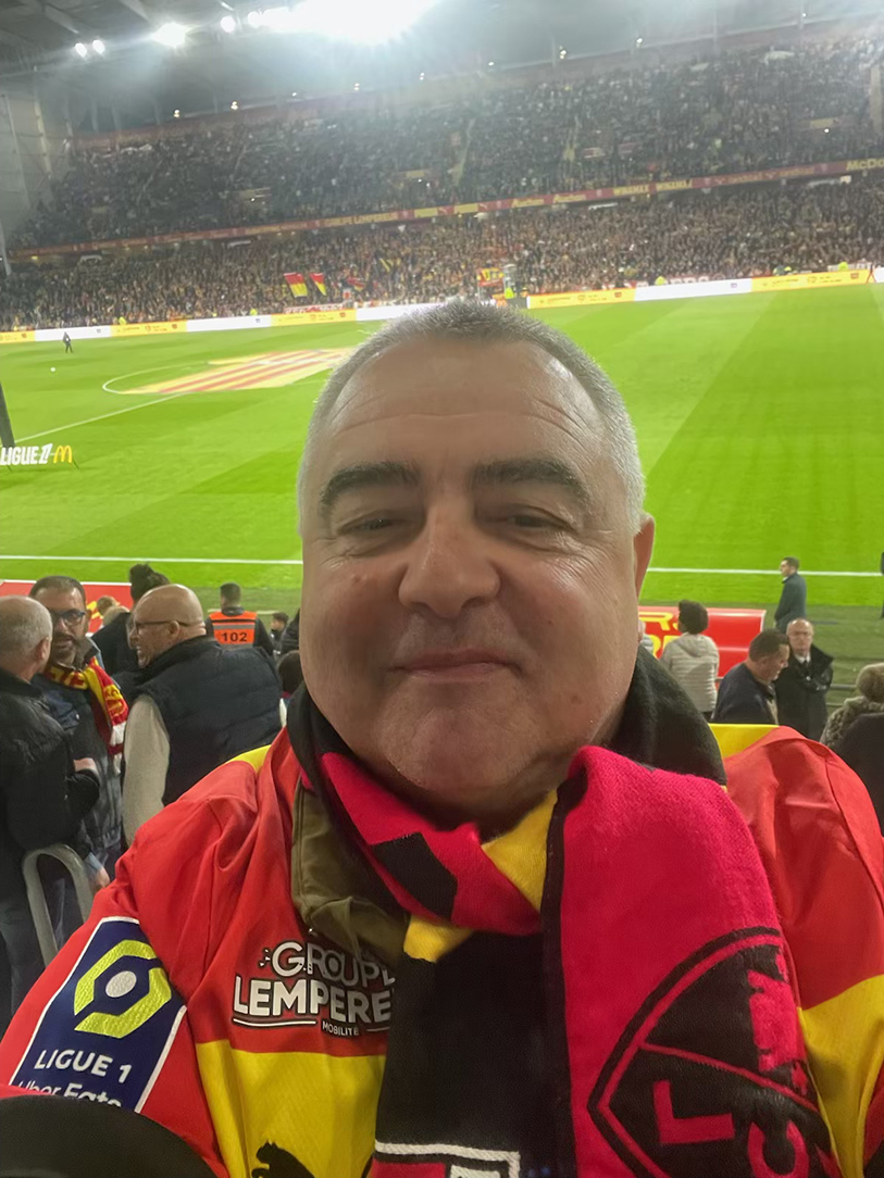 Pour ces agriculteurs supporters, concilier le travail à la ferme et les matchs du Racing Club de Lens est une priorité. 