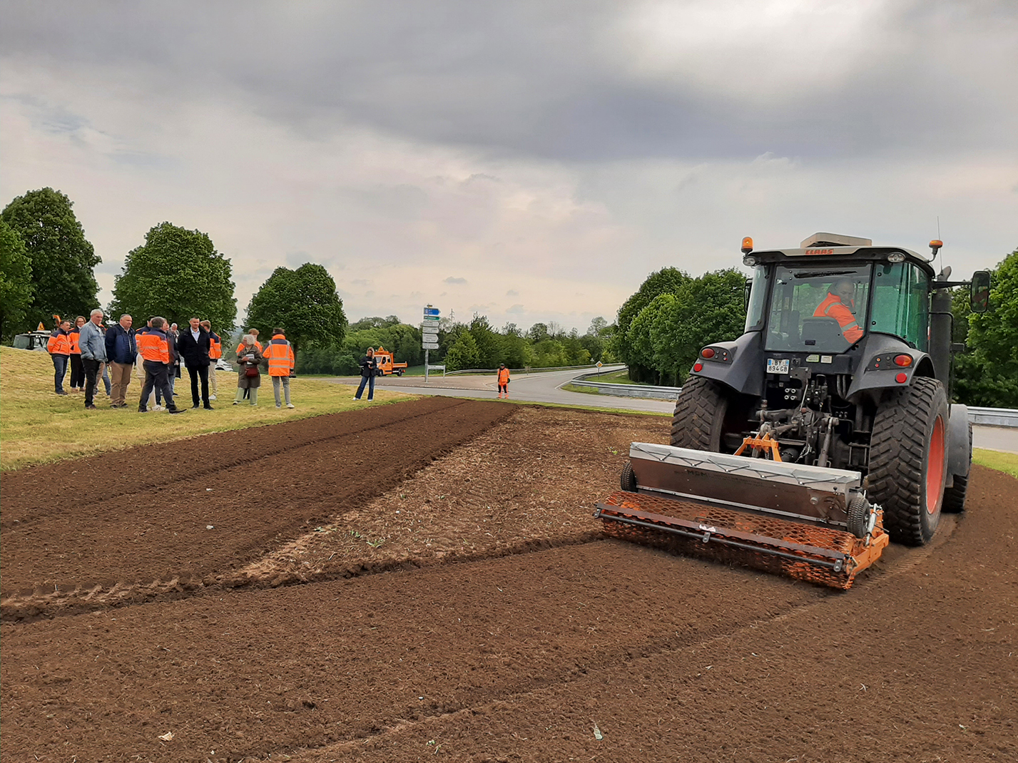Travail du sol, faux-semis et semis de graines dans de bonnes conditions vont permettre un fleurissement rapide de plusieurs ronds-points et autres délaissés stratégiques le long des infrastructures routières du département de la Somme. 