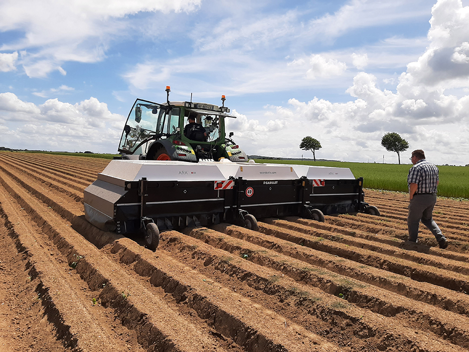 Dans le cadre de la démonstration, chaque tâche de couleur au sol correspond  à une application localisée d’herbicide. 