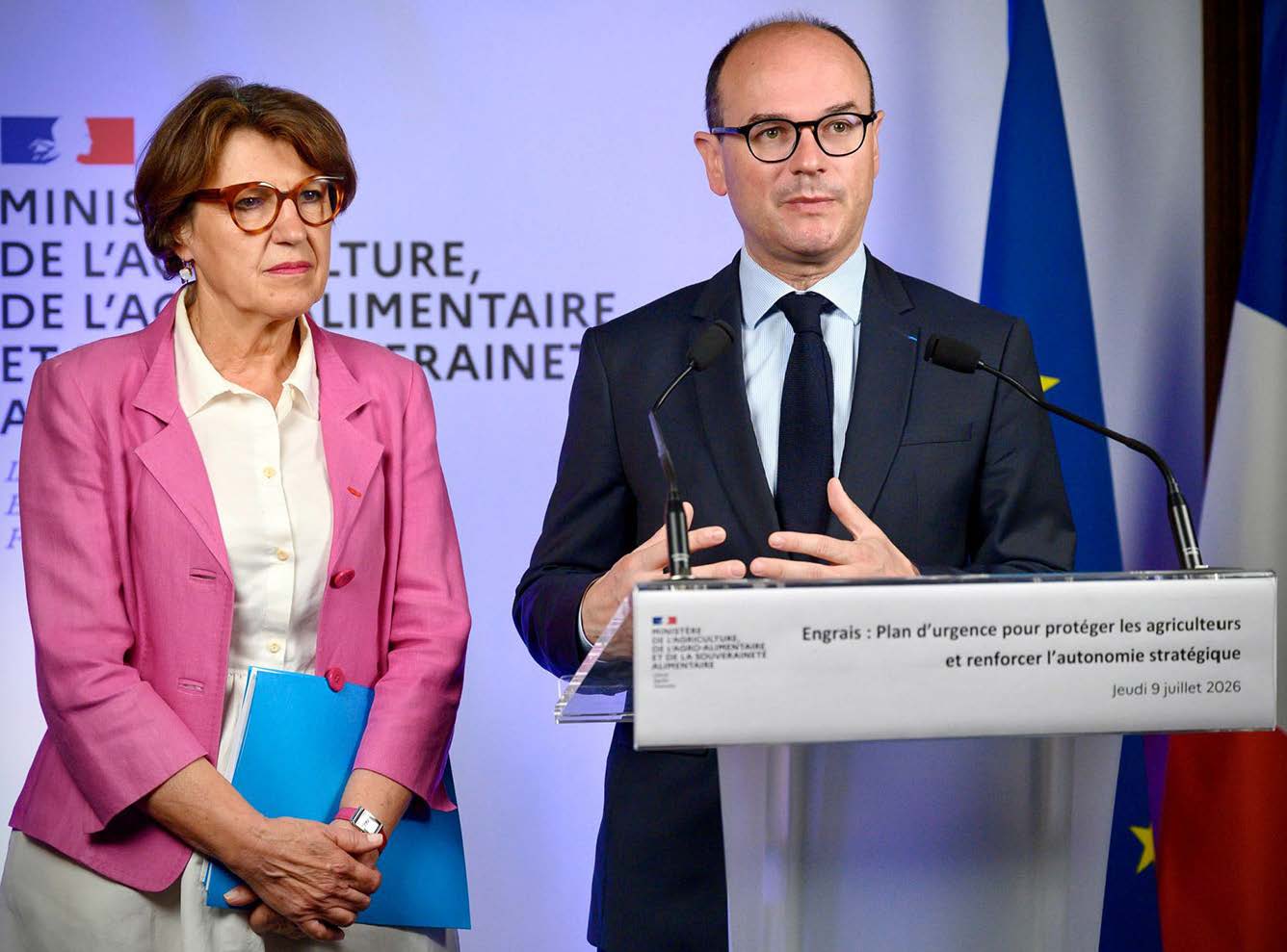 La ministre de l’Agriculture, Annie Gevenard, au côté de son homologue chargé de l’Industrie, Sébastien Martin.