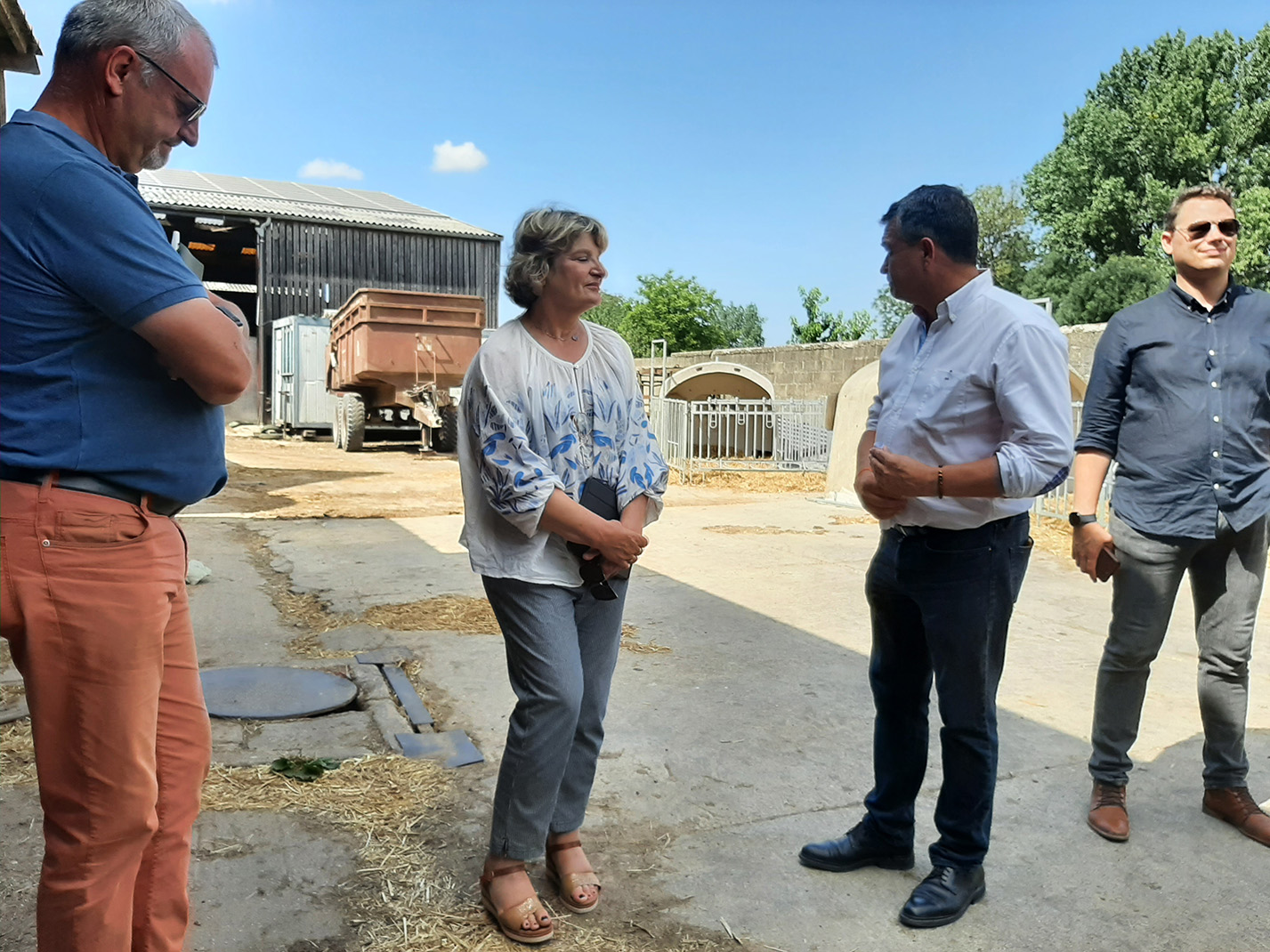 Denis Pype, Marie-Sophie Lesne et Laurent Degenne dans la cour de ferme du Gaec Vasseur à Buneville, le 17 juillet. 