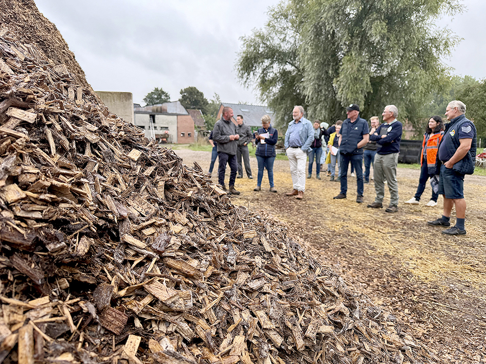 Donner une valeur économique à la haie incite à la conserver et à en replanter. Ici, le bois déchiqueté alimente une chaudière biomasse et sert de litière. 