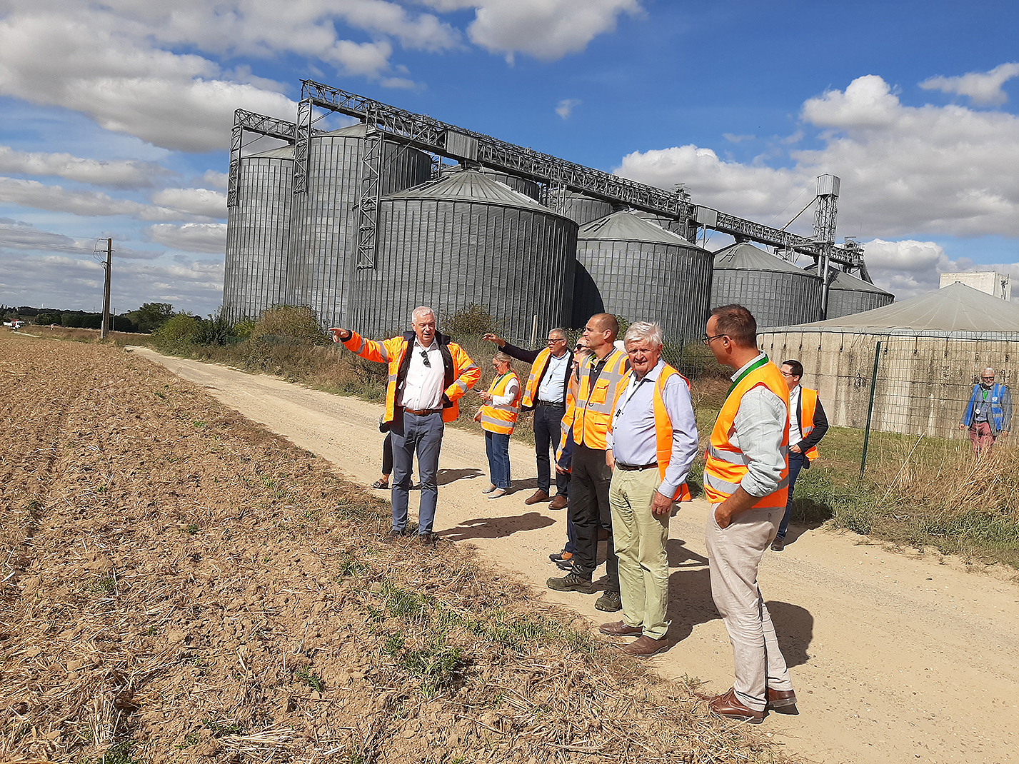 Le 10 septembre à Languevoisin, face à une délégation de Norlink, la coopérative Noriap a présenté ce qui pourrait être le futur de son silo transformé en plateforme agrologistique.