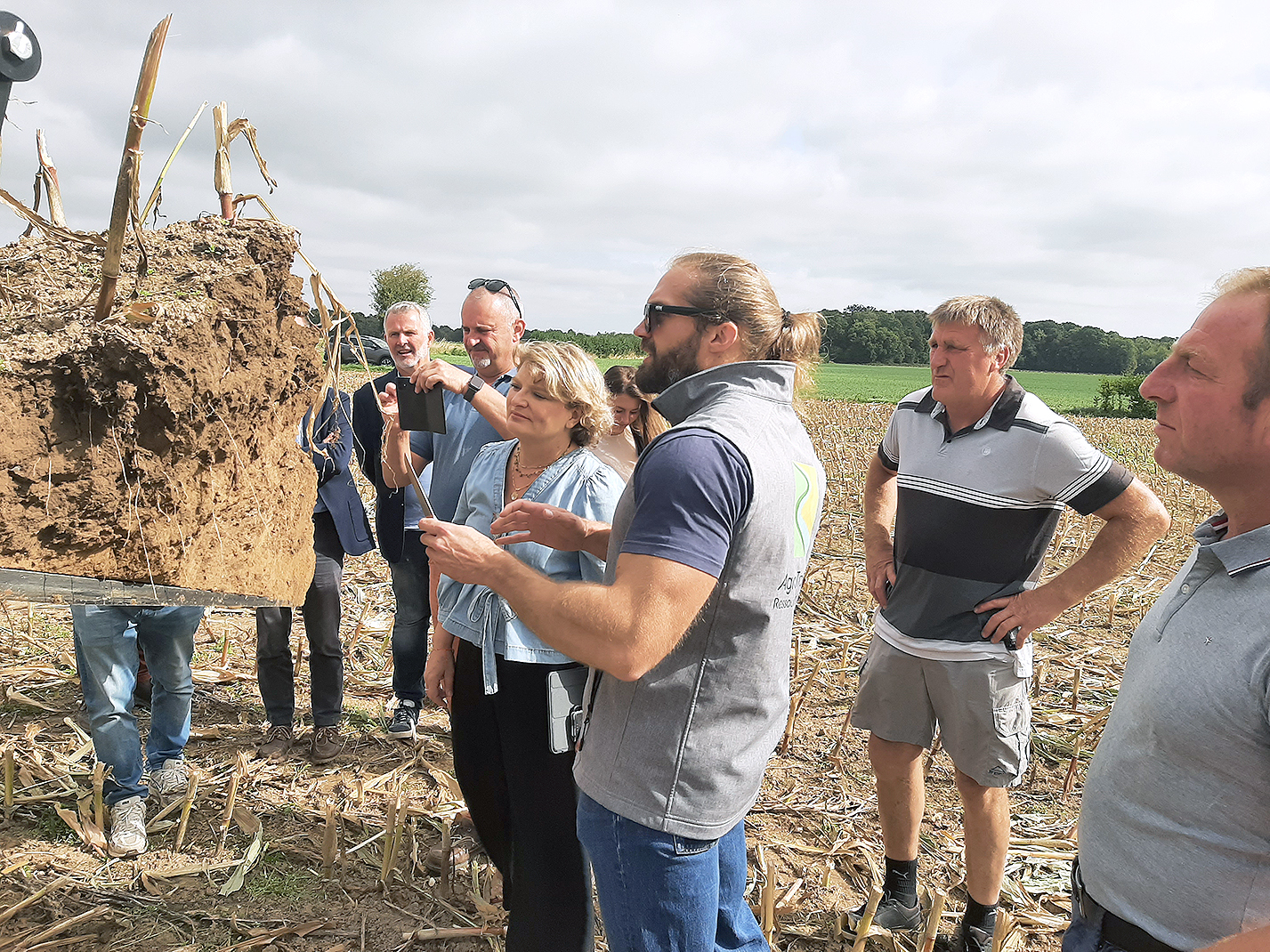 Un profil de sol 3D dans une parcelle du Gaec Mercier permet de constater, avec l’expertise d’Agro-Transfert, les effets  de l’ACS sur la structure et l’humidité du sol. 