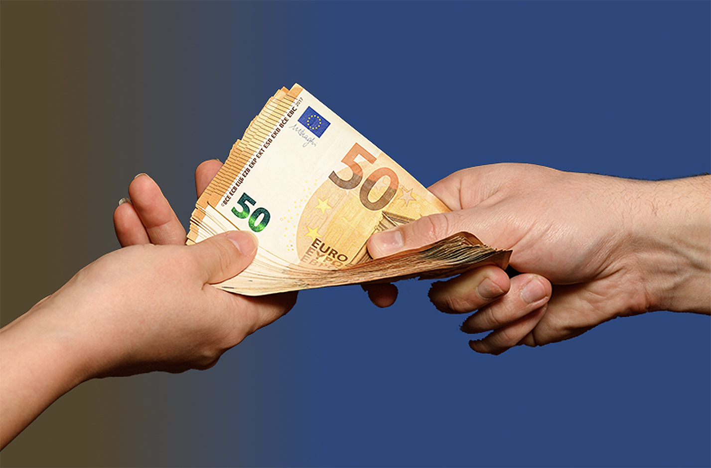 Au-delà de 1 500 €, vous devez déclarer le montant du prêt au fisc en remplissant un imprimé spécifique n°2062.
