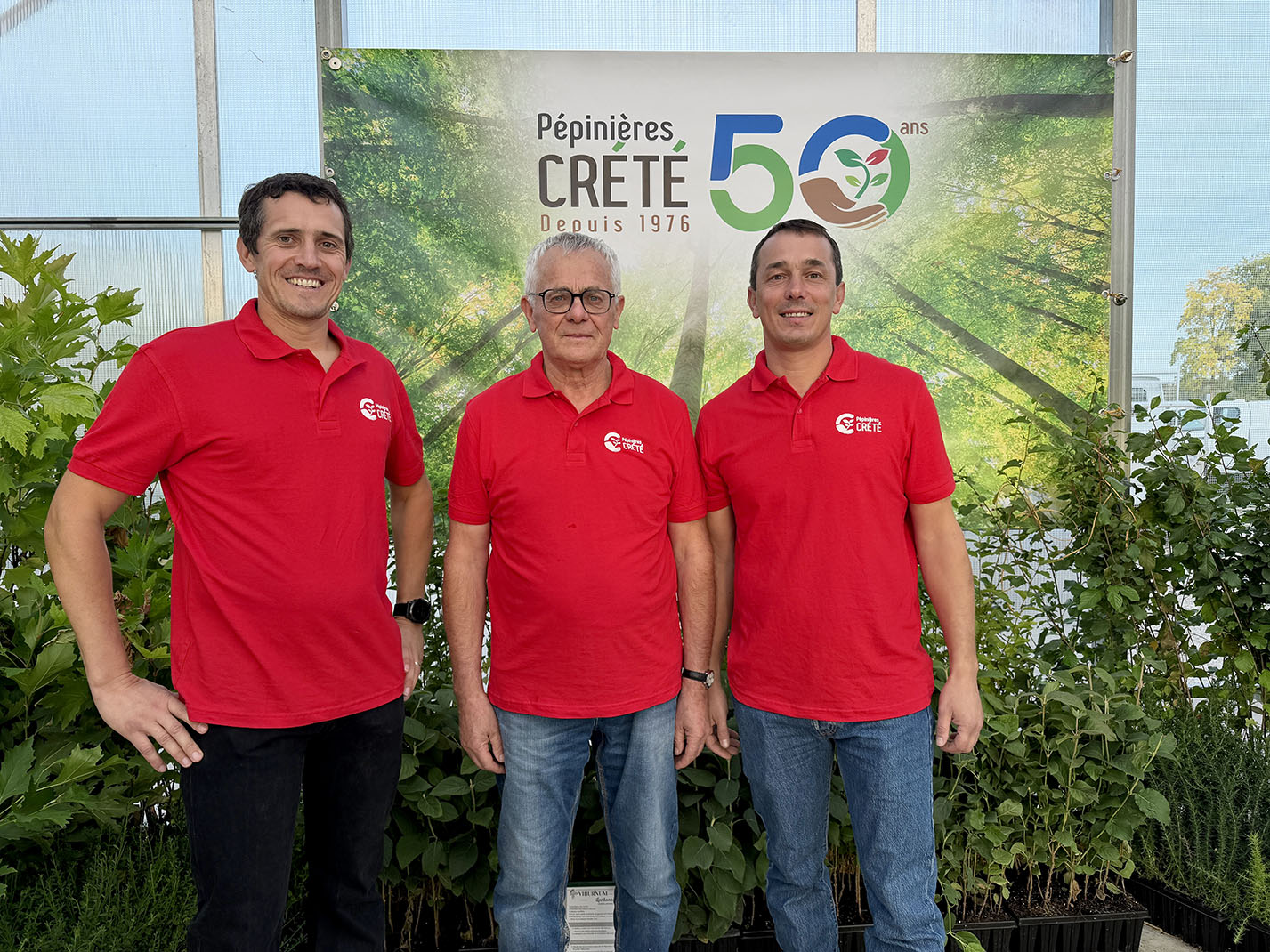 Pierre et Clément Crété ont pris la succession de leur père Antoine (au centre),  qui a créé les Pépinières en 1976. 