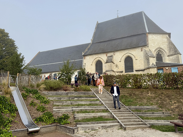 La commune de Querrieu a entre autres rénové ce square. La friche est désormais un amphithéâtre végétal idéal comme spot de photographie  ou l’animation de spectacles. 