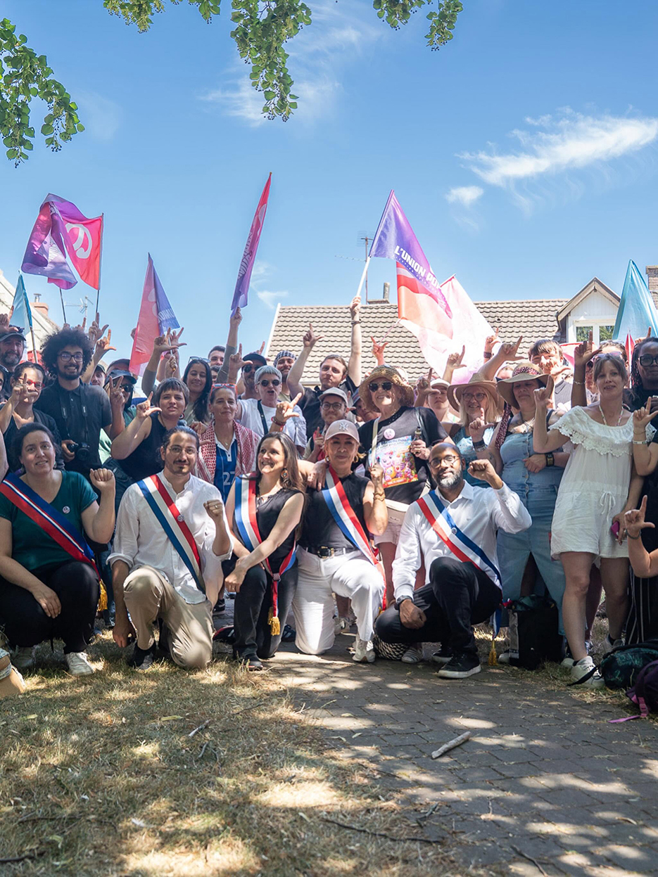 La députée de la Somme Zahia Hamdane, au milieu d’autres élus Insoumis et militants opposés à la réalisation du Canal Seine-Nord Europe, le 11 juillet dernier, dans le Nord. 