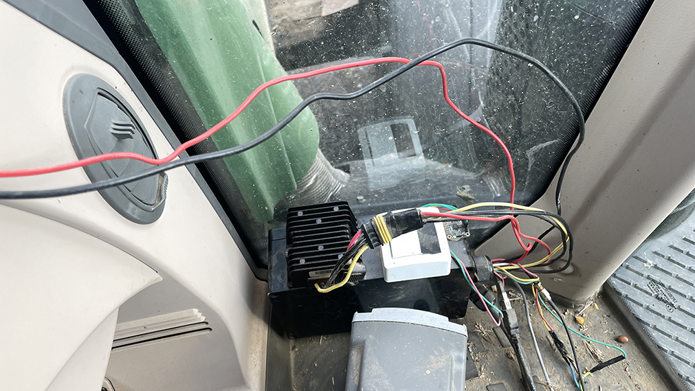 L’ensemble des composants électroniques de l’autoguidage, tels que la carte mère, la carte F9P, la carte inclinomètre… sont centralisés dans une boite placée en cabine du tracteur.