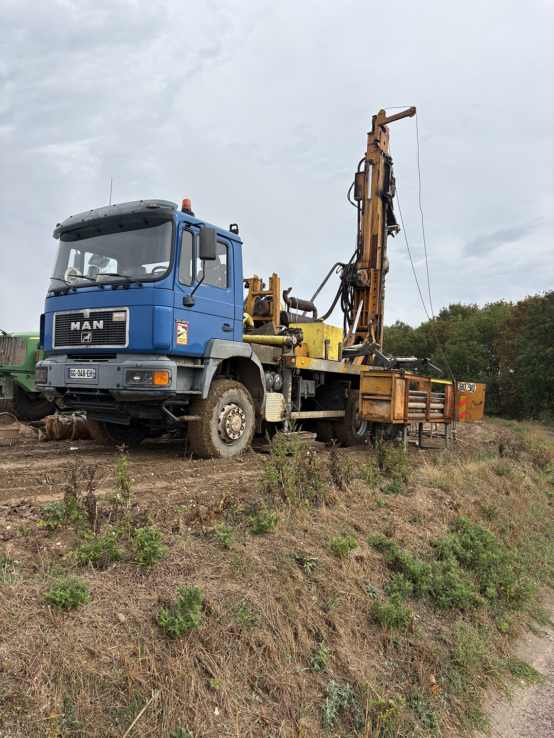 Comptez en moyenne sept jours de chantier pour un forage opérationnel.  «Une descente lente de l’outil pour un forage bien droit.» 