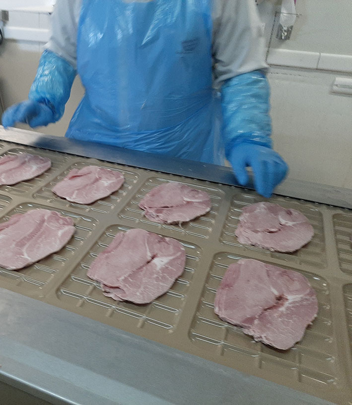 Du salage à la découpe, la fabrication du jambon l’ancienne au Domaine Picard demande savoir-faire, gestes précis et longues heures. 