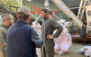 Pour les salariés de la coopérative, ces chantiers offrent un moment d’échanges privilégié avec les agriculteurs. 