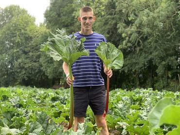 Valentin Vermes et son père Mathieu  disposent d’une collection de cent variétés  et en commercialisent une dizaine. 
